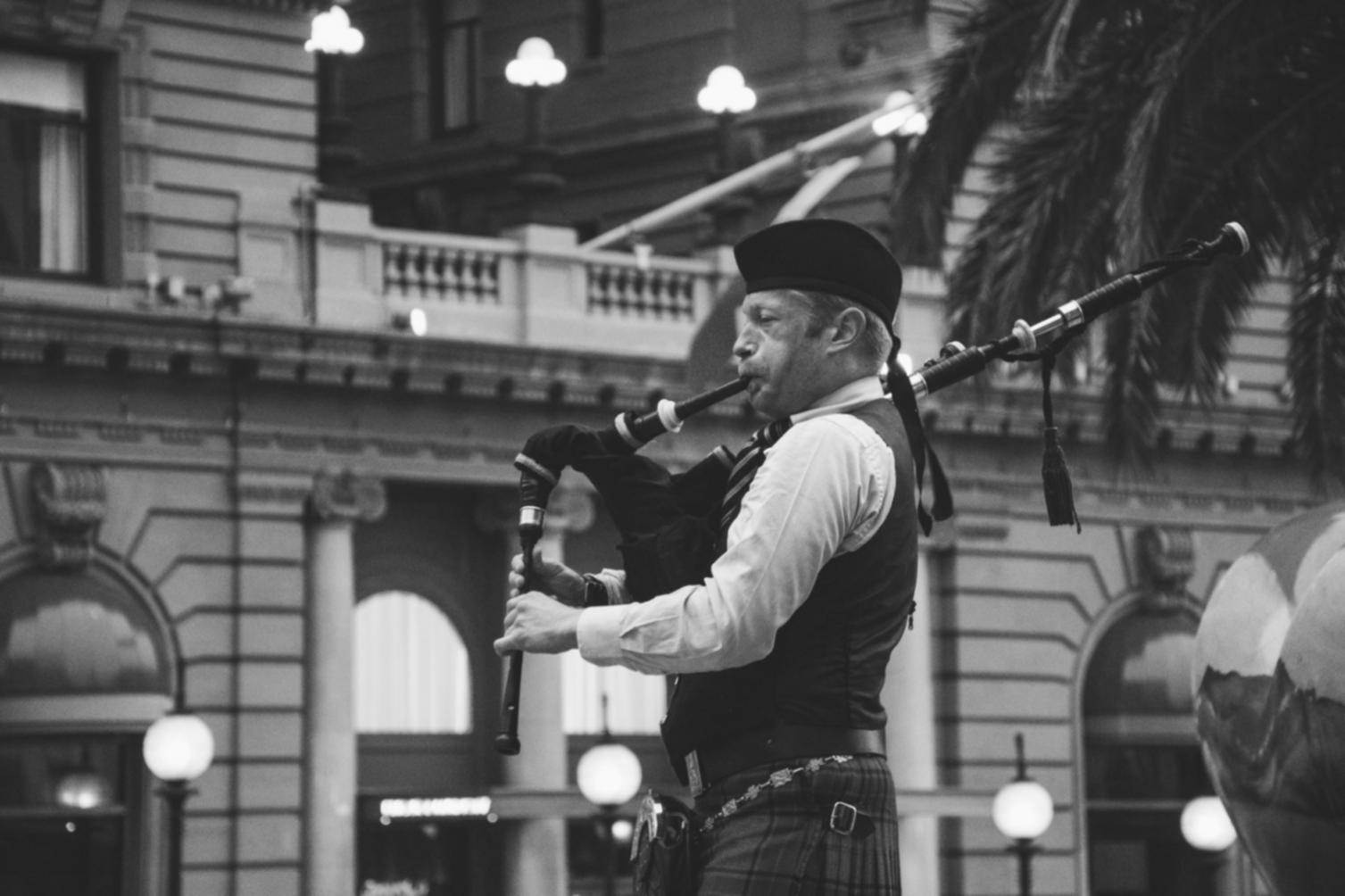 Studio di registrazione con strumenti musicali