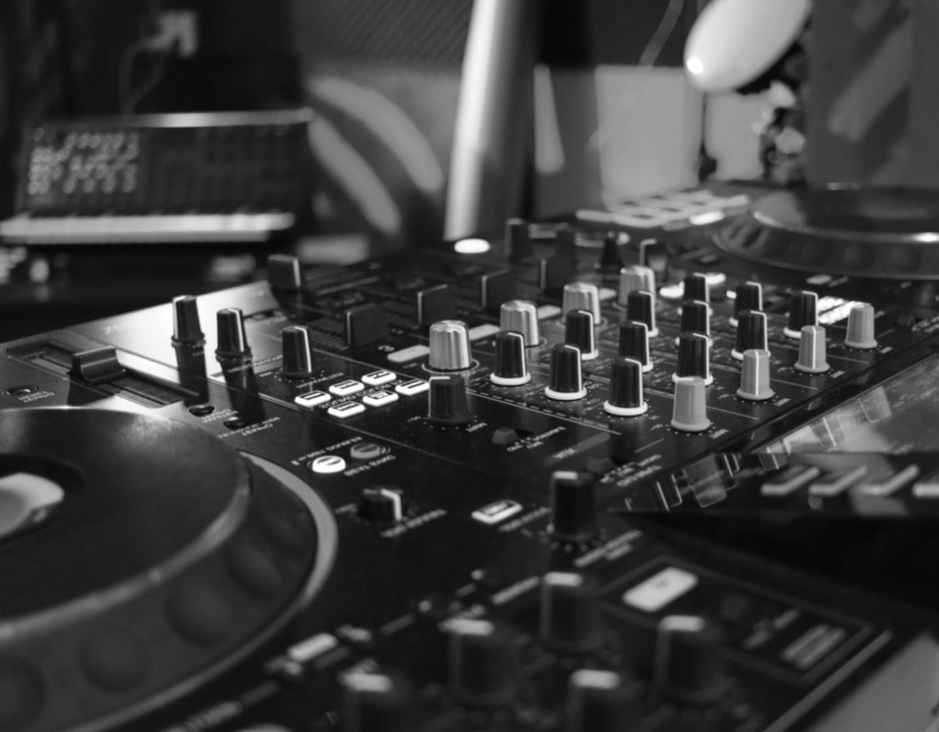 Sala prove attrezzata con pianoforte e postazioni per la composizione