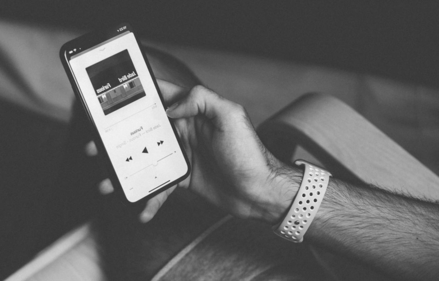 Studente che compone musica al pianoforte in studio di registrazione